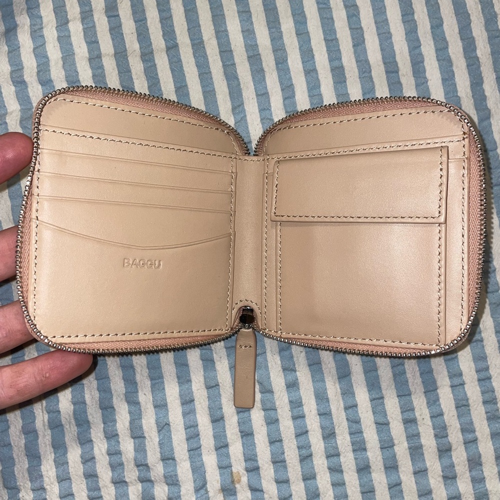 NEW with out tags BAGGU wallet square tan silver zipper
